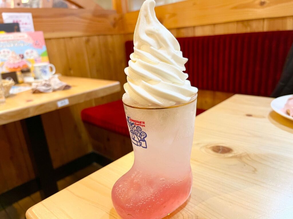 コメダ　桜薫る おぱんちゅうさぎのクリームソーダ　実際の写真