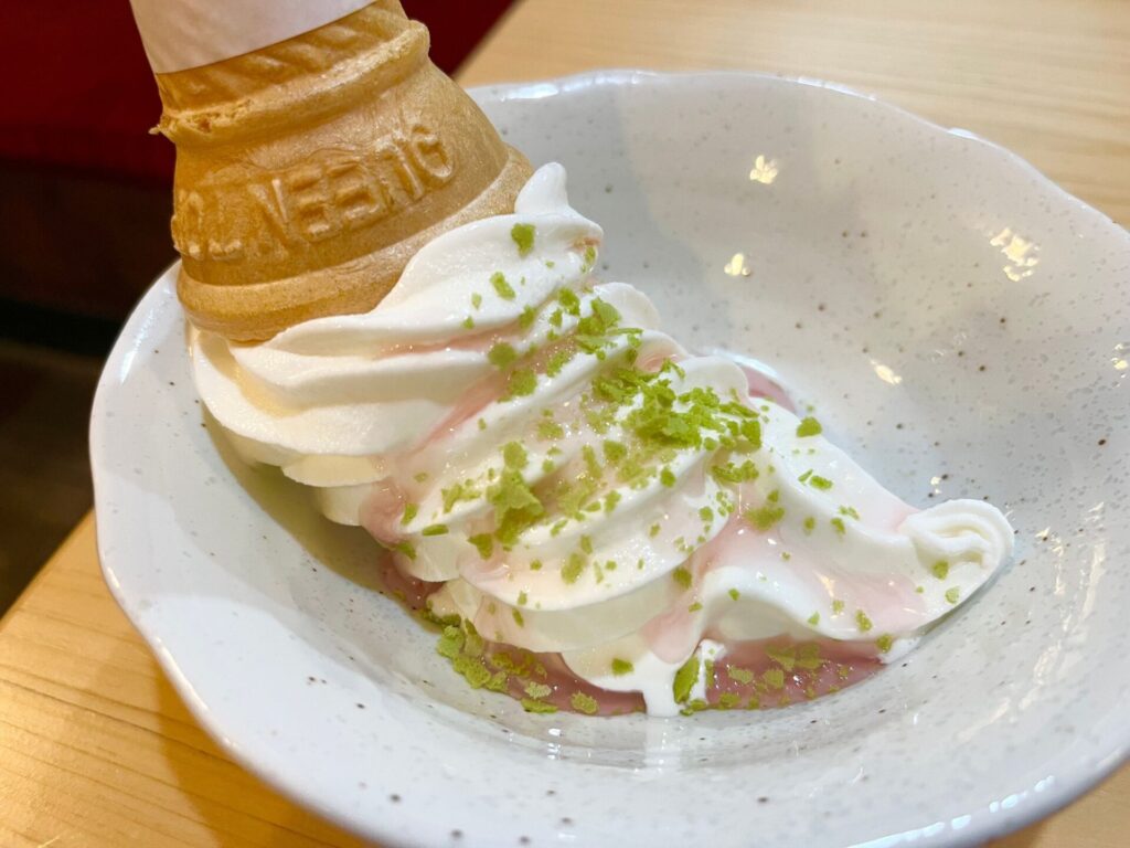 コメダ　桜舞う おぱんちゅうさぎのソフトクリーム　実際の写真