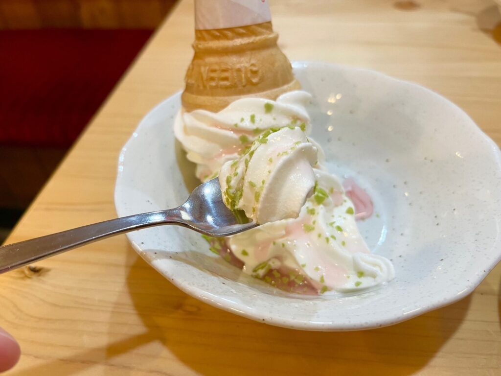 コメダ　桜舞う おぱんちゅうさぎのソフトクリーム　実際の写真2